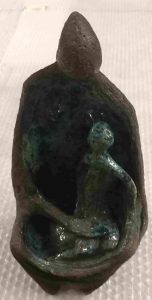 Μητέρα με παιδί στην αγκαλιά