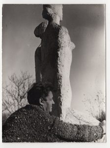 Ο γλύπτης Μέμος Μακρής