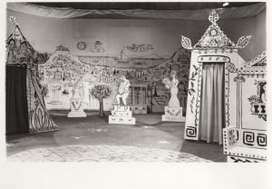 Σκηνικό του Μ. Αργυράκη για τη “Σαμία” του Μενάνδρου