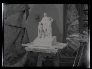 Αναπαραγωγή έργου της Ι. Σπητέρη «Ολόσωμο μνημείο»