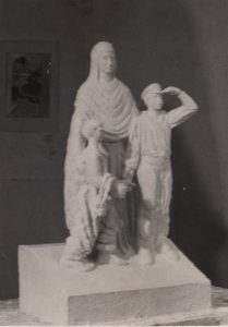 Αναπαραγωγή έργου της Ι. Σπητέρη «Ολόσωμο μνημείο»