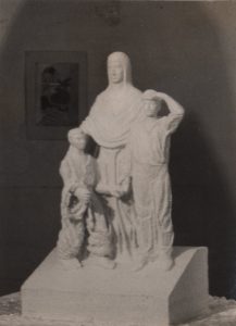 Αναπαραγωγή έργου της Ι. Σπητέρη «Ολόσωμο μνημείο»