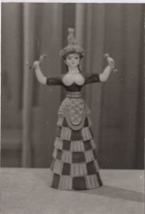 Αναπαραγωγή έργου της Ι. Σπητέρη «Θεά όφεων»