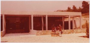 Η Ι. Βεροπούλου-Σπητέρη δίπλα από το έργο της “Φουρφούρι” (“Girandola”) στο Deree College