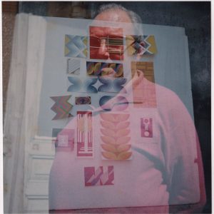 Φωτογραφία του Τώνη Σπητέρη μαζί με έργα της Ι.Βεροπούλου-Σπητέρη