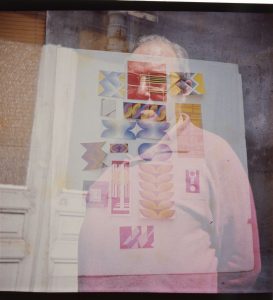 Φωτογραφία του Τώνη Σπητέρη μαζί με έργα της Ι.Βεροπούλου-Σπητέρη