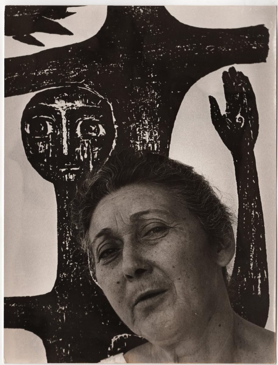 Vaso Katraki in front of her Artwork