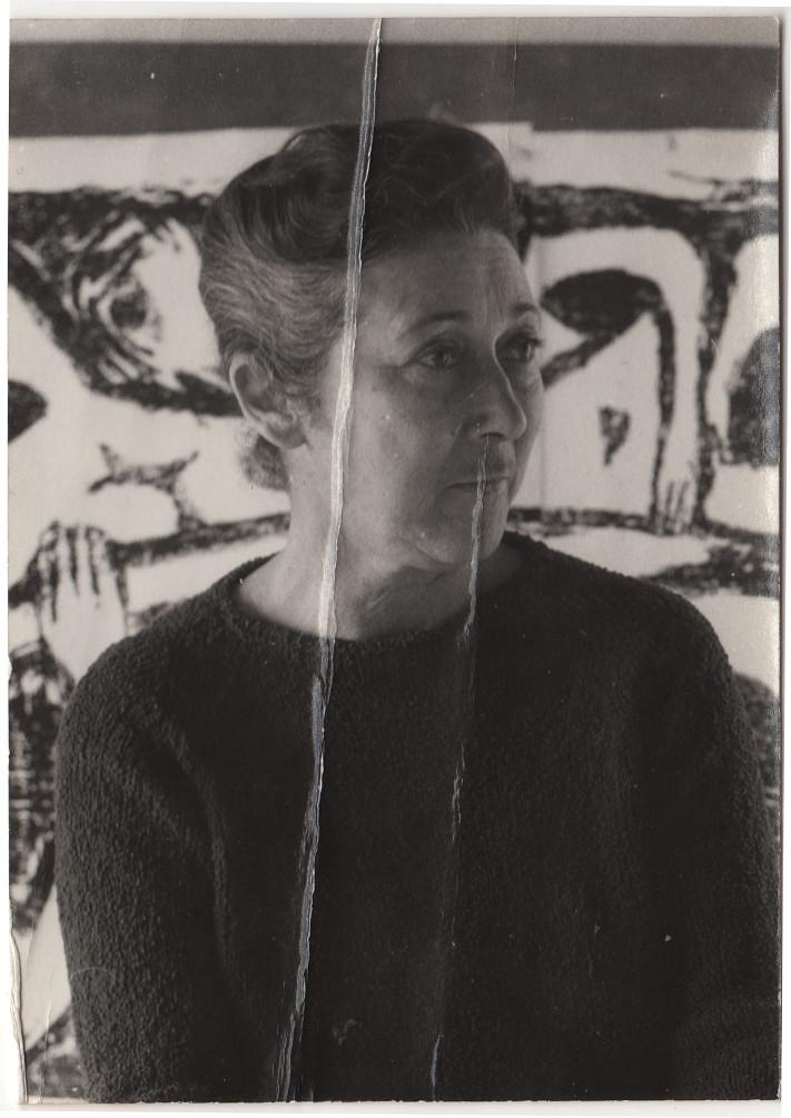 Vaso Katraki in front of her Artwork