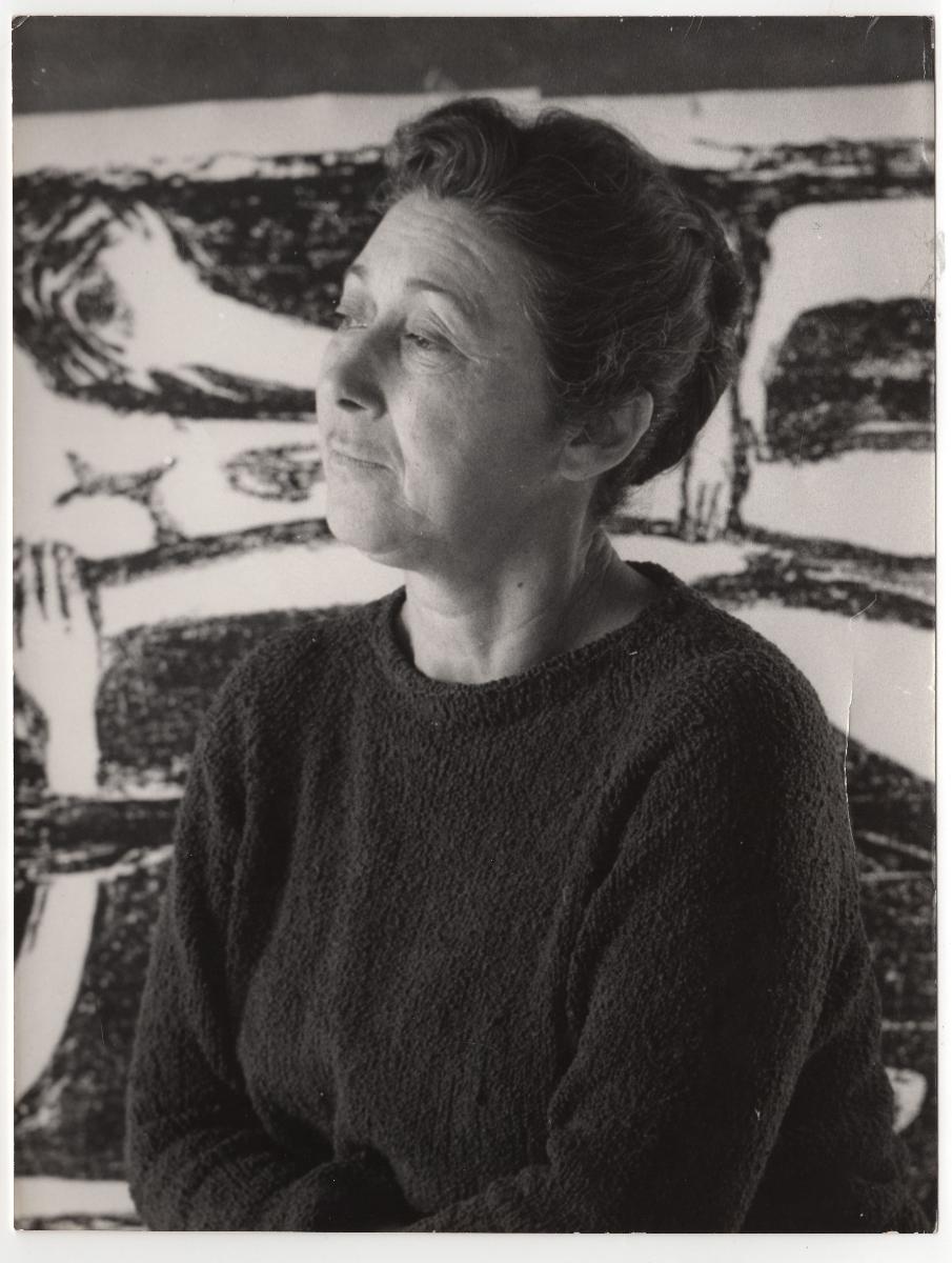 Vaso Katraki in front of her Artwork