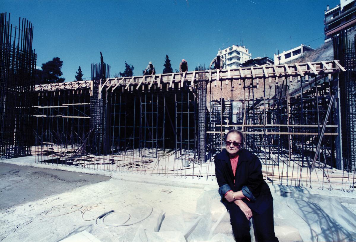 Η Αλίκη Τέλλογλου στο εργοτάξιο του Τελλογλείου Ιδρύματος Τεχνών