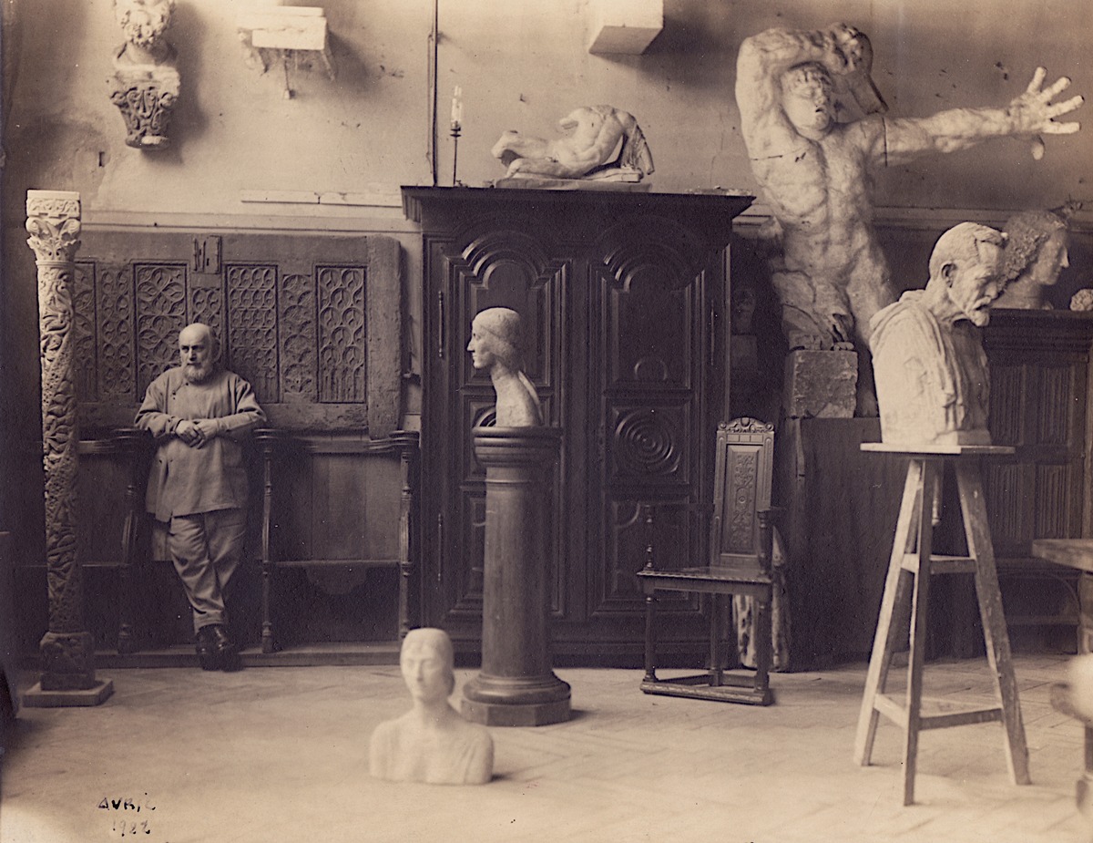 Ο Antoine Bourdelle στο ατελιέ του