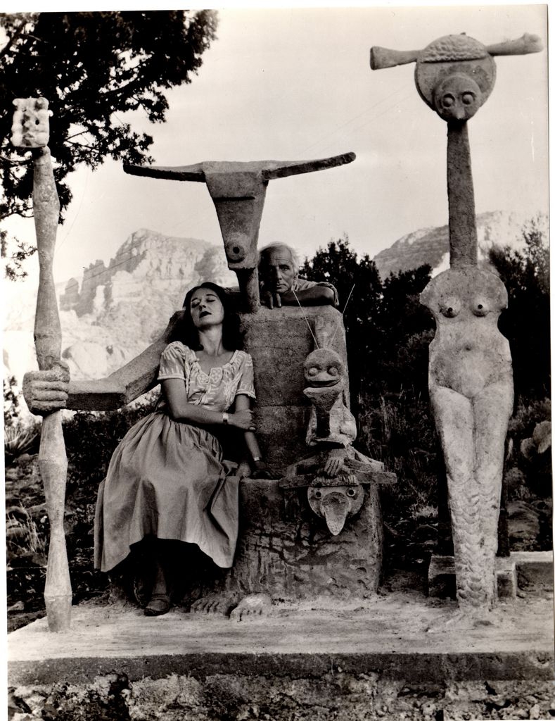 Φωτογραφία του Max Ernst με έργο του
