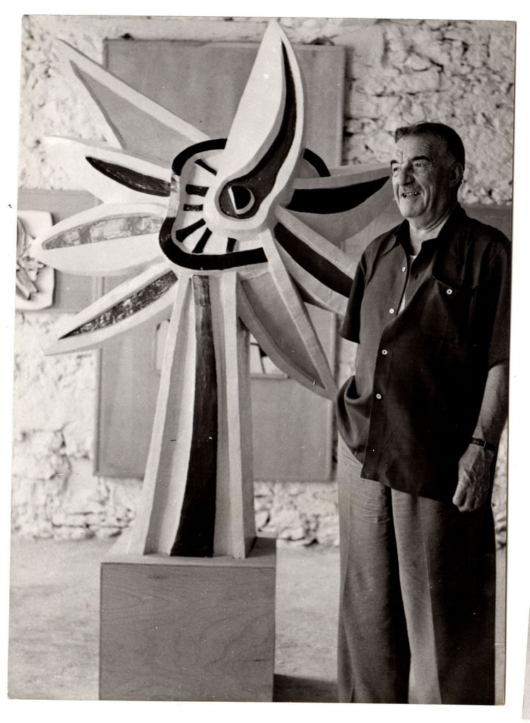 Φωτογραφία του Fernand Léger με έργο του