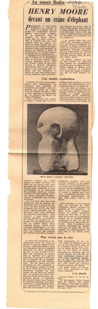“Henry Moore devant un crâne d’ éléphant”