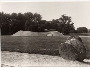 Αναπαραγωγή έργου του Φιλόλαου Τλούπα σε υπαίθριο χώρο