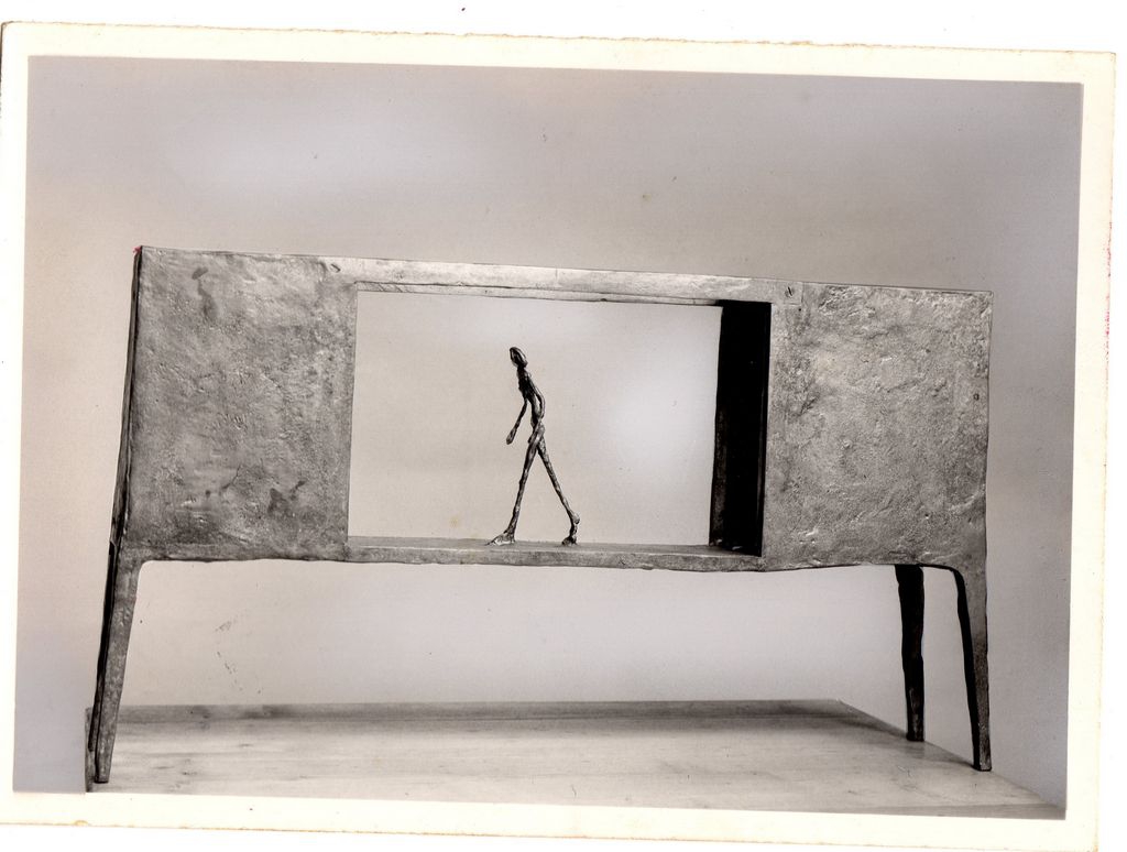 Αναπαραγωγή έργου “Figurine dans une boîte entre deux boîtes qui sont des maisons”