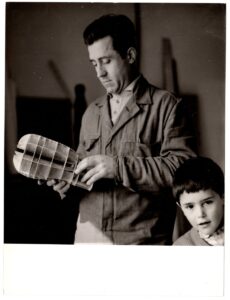 Ο Ιωάννης Αβραμίδης στο ατελιέ του