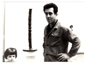 Ο γλύπτης Ιωάννης Αβραμίδης μπροστά σε έργο του