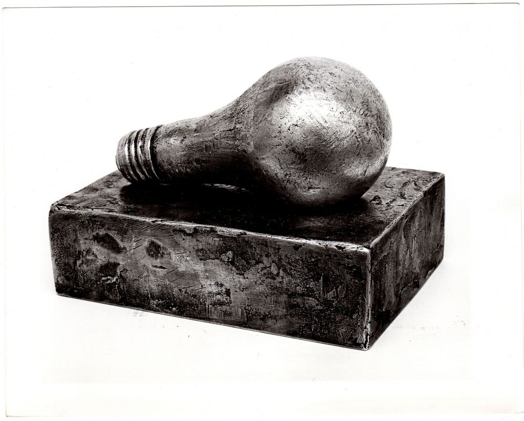 Αναπαραγωγή έργου “Lightbulb Sculpture”