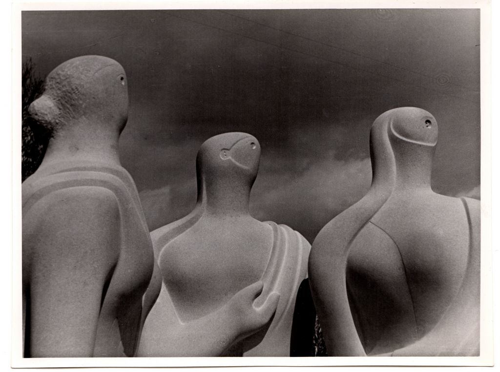 Αναπαραγωγή έργου  “Three standing figures” (λεπτομέρεια)
