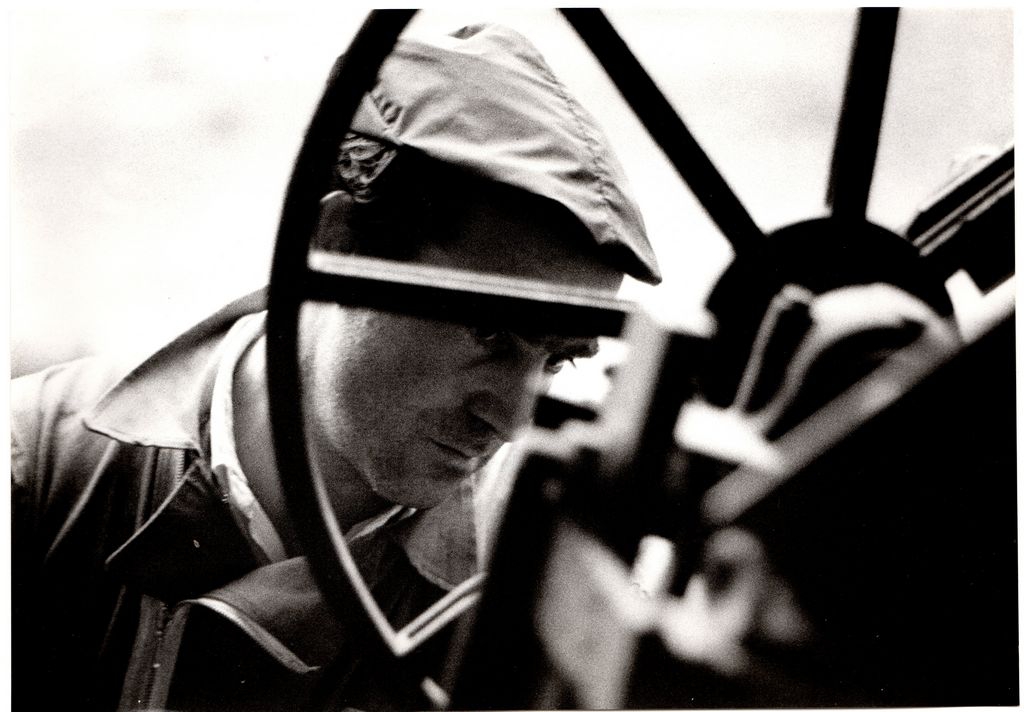 Φωτογραφία του Jean Tinguely με έργο του
