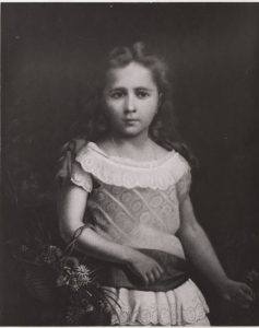 Αναπαραγωγή έργου «Κορίτσι με πανέρι λουλουδιών»