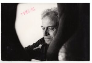 Ο γλύπτης Μέμος Μακρής