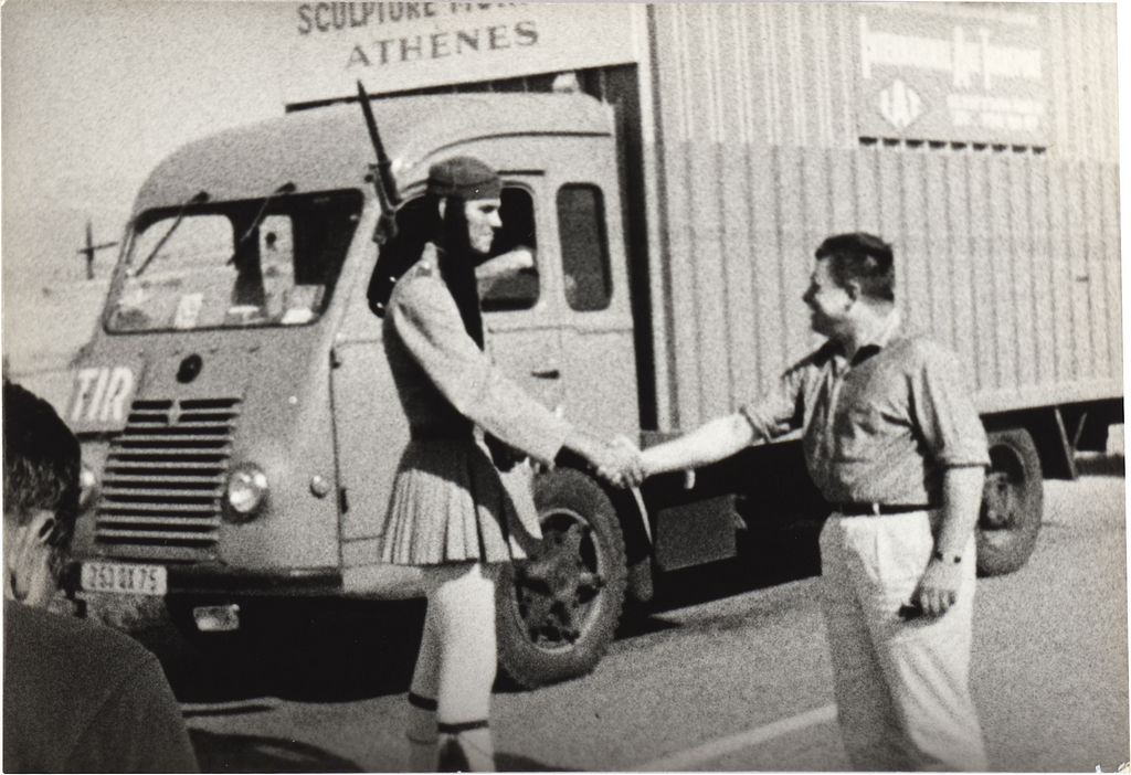 Φωτογραφία μεταφοράς έργων για τα ‘Παναθήναια της Συγχρόνου Γλυπτικής’