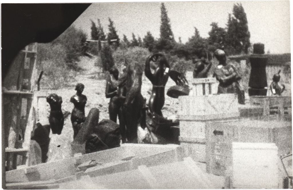 Φωτογραφία στησίματος έργων για τα ‘Παναθήναια της Σύγχρονης Γλυπτικής’