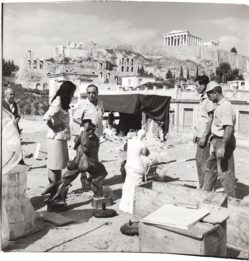 Φωτογραφία στησίματος έργων για τα ‘Παναθήναια της Σύγχρονης Γλυπτικής’