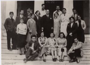 Ομαδική φωτογραφία της τάξης του Μ. Τόμπρου στην Ανώτατη Σχολή Καλών Τεχνών της Αθήνας