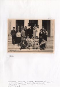 Ομαδική φωτογραφία της τάξης του Μ. Τόμπρου στην Ανώτατη Σχολή Καλών Τεχνών της Αθήνας