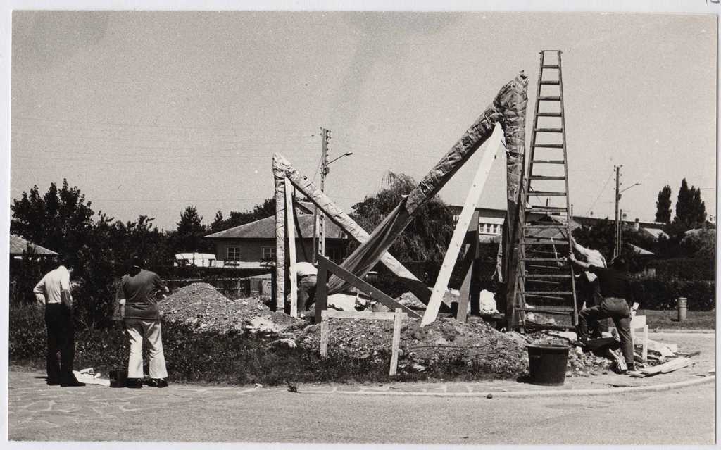 Η Ι. Βεροπούλου-Σπητέρη δίπλα από το έργο της “Σύνολο από πέντε τριγωνικά στοιχεία” (“Ensemble des cinq éléments triangulaires”) στo Evreux