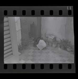 Η I. Σπητέρη και η Σ. Χουτοπούλου-Κονταράτου στην αυλή του σπιτιού της Οδού Κυκλάδων