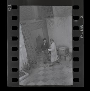 Η I. Σπητέρη και η Σ. Χουτοπούλου-Κονταράτου στην αυλή του σπιτιού της Οδού Κυκλάδων