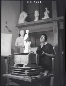 Η Ιωάννα Σπητέρη στο εργαστήριὀ της