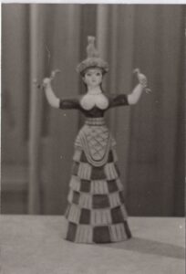 Αναπαραγωγή έργου της Ι. Σπητέρη «Θεά όφεων»