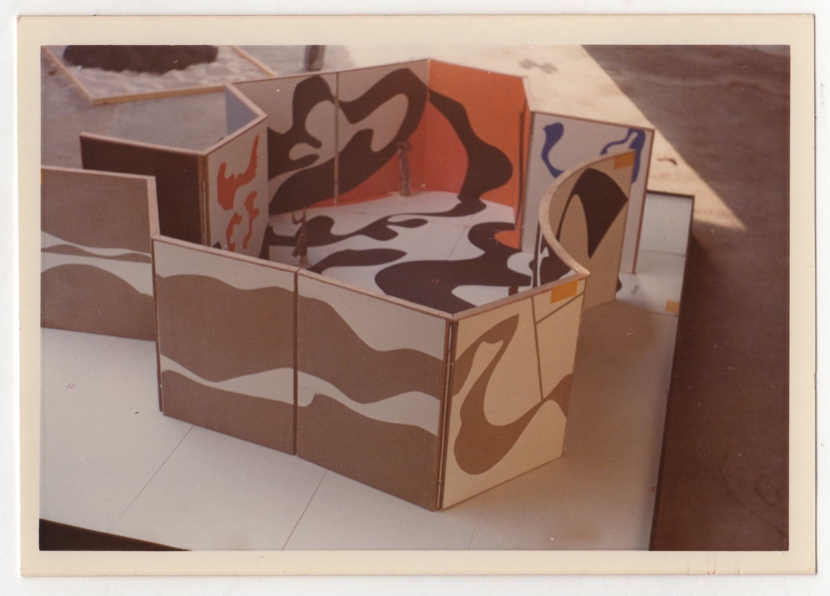 Αναπαραγωγή έργου “Maquette for an environment”