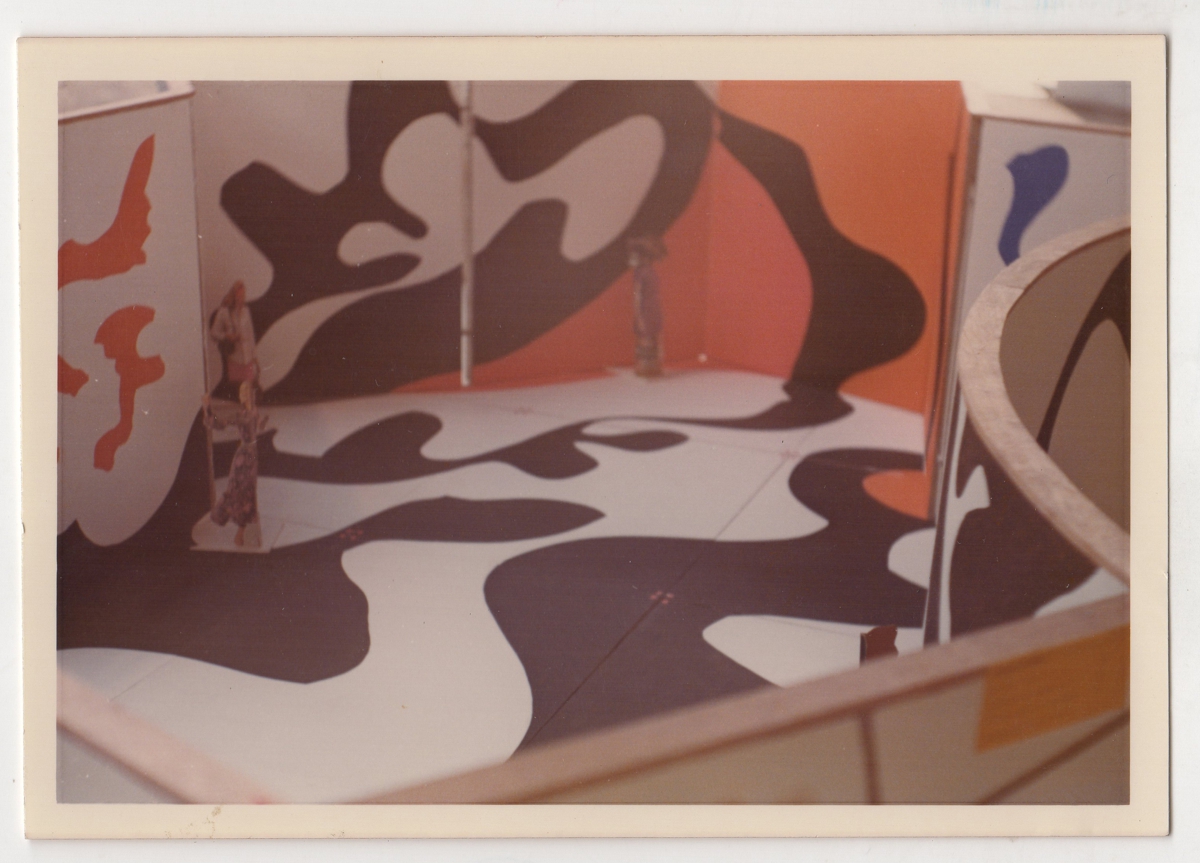 Αναπαραγωγή έργου “Maquette for an environment”